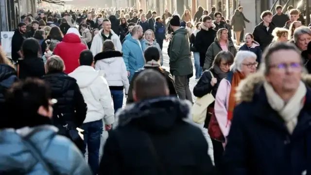 Démographie : la population française pourrait atteindre un pic en 2037 avant de reculer, selon l’Insee