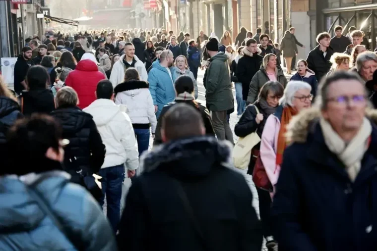 Démographie : la population française pourrait atteindre un pic en 2037 avant de reculer, selon l’Insee