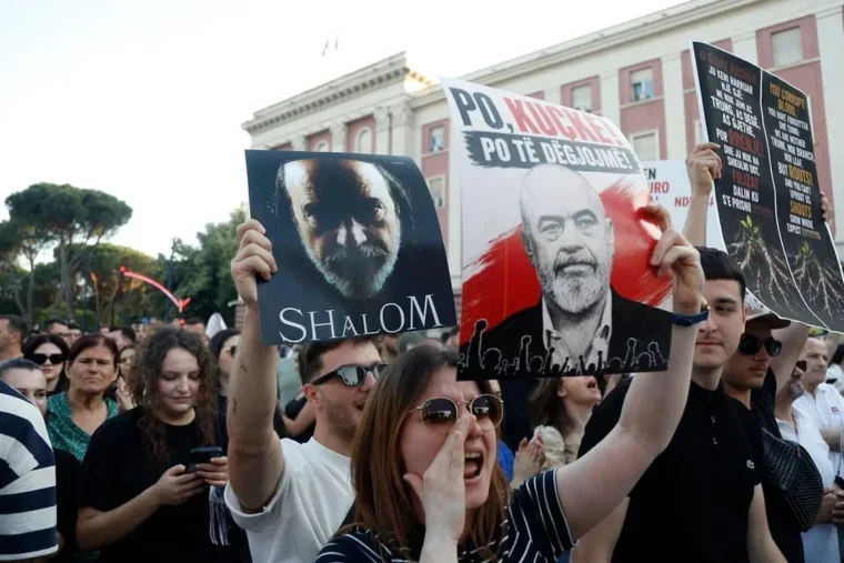 Des milliers d’Albanais protestent contre un projet touristique lié à Jared Kushner