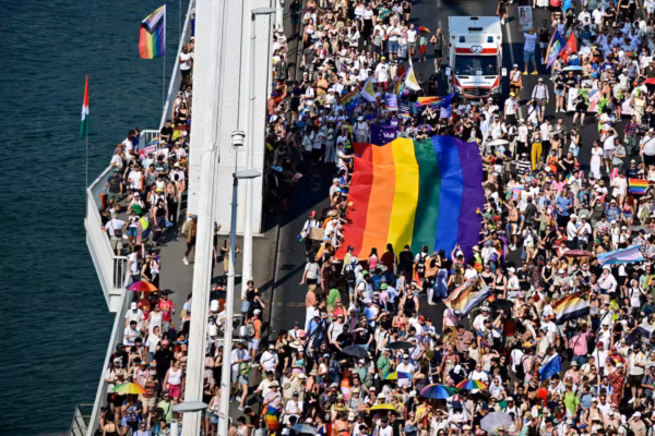 Des milliers de Hongrois défilent à la Pride de Budapest après la défaite de Viktor Orban