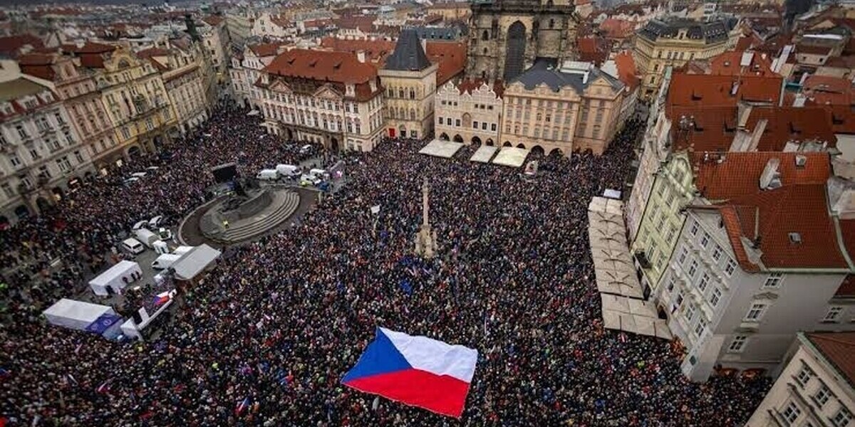 Des milliers de Tchèques dans les rues pour défendre les médias publics face à une réforme controversée