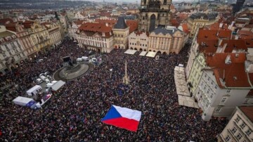 Des milliers de Tchèques dans les rues pour défendre les médias publics face à une réforme controversée