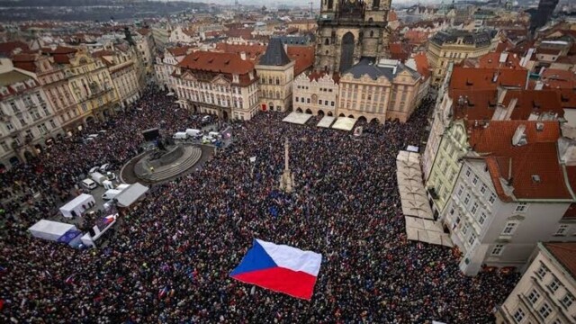 Des milliers de Tchèques dans les rues pour défendre les médias publics face à une réforme controversée — photo