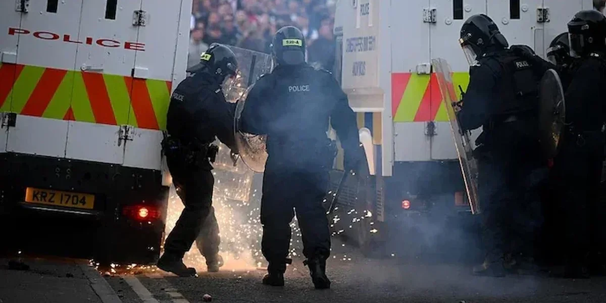« Du banditisme raciste » : Londres condamne les violences anti-immigration en Irlande du Nord