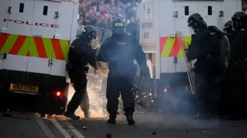 « Du banditisme raciste » : Londres condamne les violences anti-immigration en Irlande du Nord