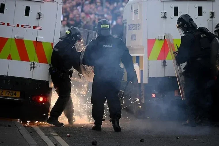 “Banditismo razzista”: Londra condanna le violenze anti-immigrazione nell’Irlanda del Nord