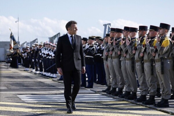 Emmanuel Macron va nommer de nouveaux chefs d'état-major pour l'armée de Terre et la Marine