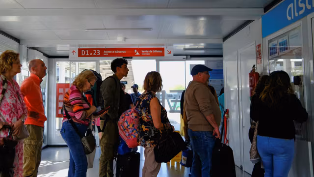 En Espagne, les ONG intensifient leurs efforts pour aider les migrants sans papiers avant la date limite de régularisation — photo