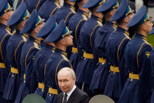 En Russie, les partisans de la ligne dure pressent Poutine d’intensifier la guerre après les frappes ukrainiennes