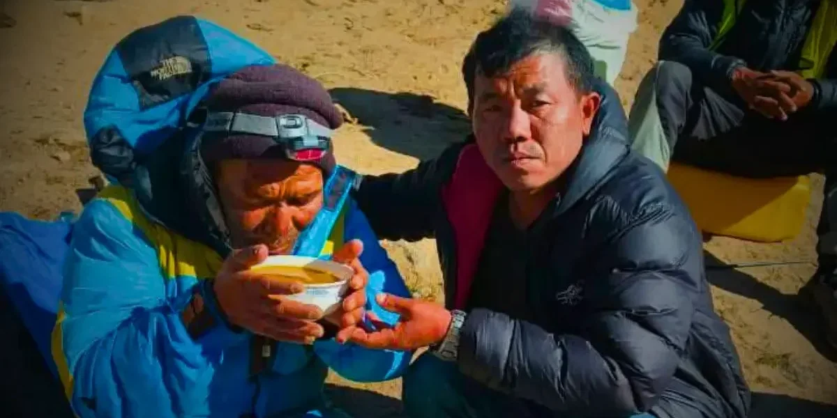 Everest : disparu depuis six jours, un guide népalais retrouvé vivant en train de ramper vers le camp de base