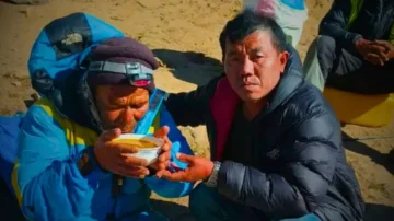 Everest : disparu depuis six jours, un guide népalais retrouvé vivant en train de ramper vers le camp de base