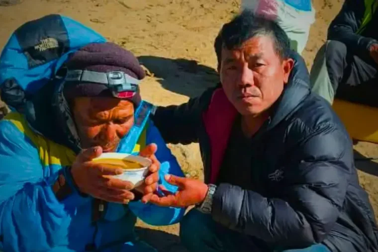 Everest : disparu depuis six jours, un guide népalais retrouvé vivant en train de ramper vers le camp de base