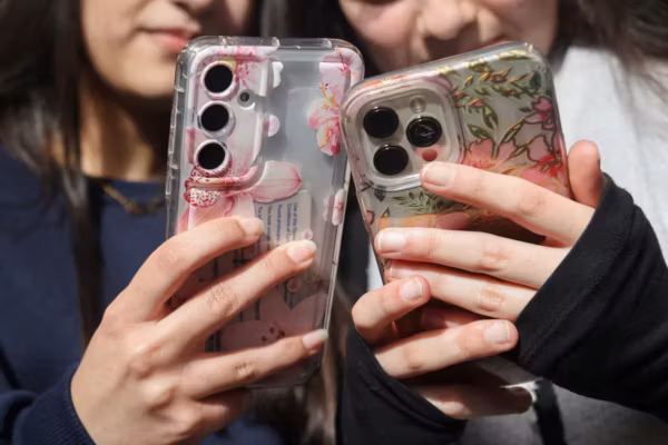 Face aux risques numériques, de plus en plus de pays restreignent l’accès des enfants aux réseaux sociaux