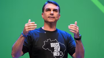 Flavio Bolsonaro veut s’opposer aux droits de douane américains sur les produits brésiliens