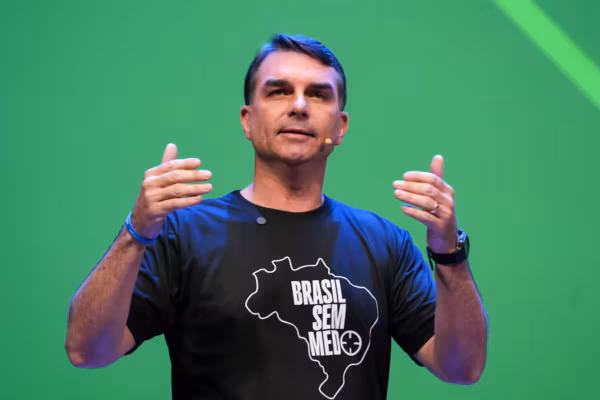Flavio Bolsonaro veut s’opposer aux droits de douane américains sur les produits brésiliens