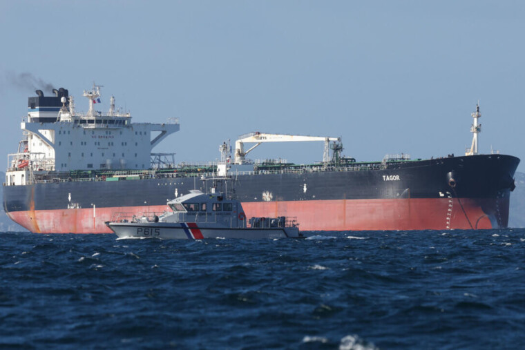 Flotte fantôme russe : le commandant du pétrolier Tagor libéré, l’enquête se poursuit en France