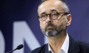 Роберт Менар триумфально возвращается в десятку самых любимых политических деятелей французского народа.