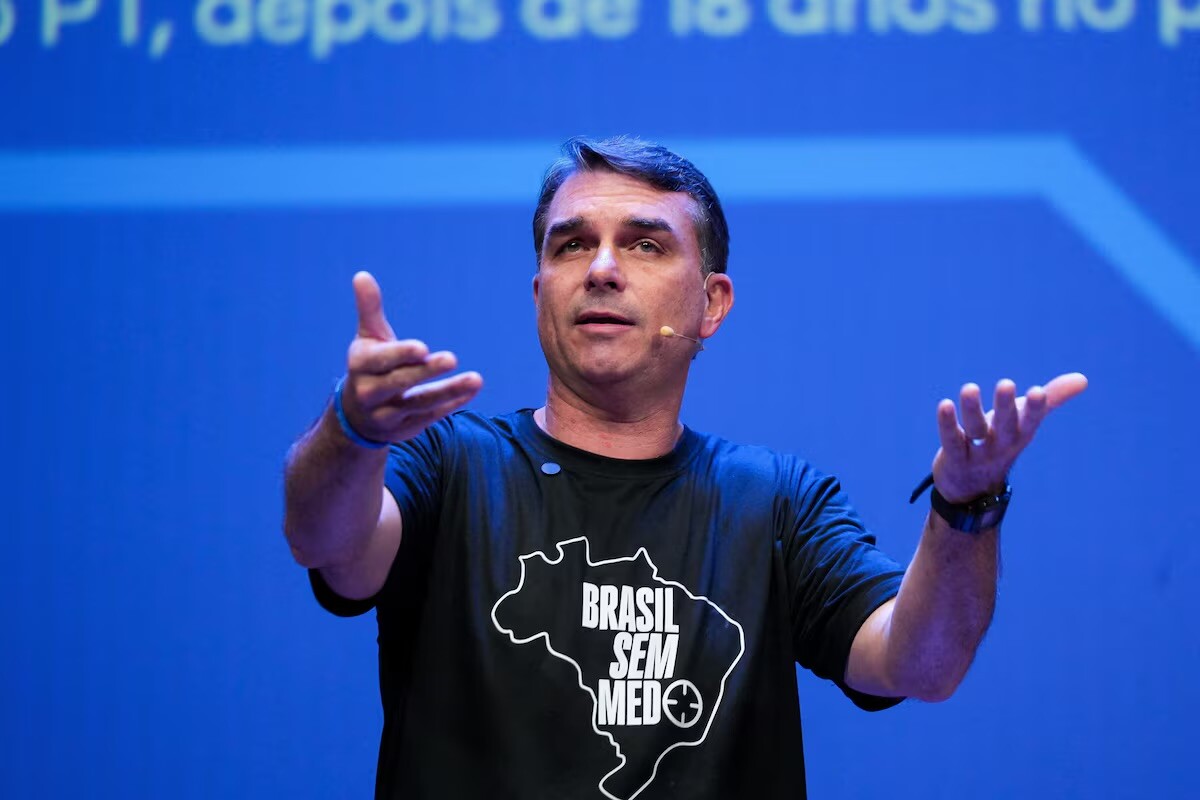 Flavio Bolsonaro promises an all-out war on crime to win over voters before the presidential election