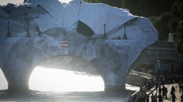 La Caverne de JR sur le Pont-Neuf partiellement dépiautée : les réparations avancent, sans date d'ouverture annoncée