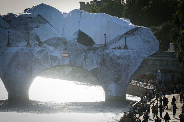 La Caverne de JR sur le Pont-Neuf partiellement dépiautée : les réparations avancent, sans date d'ouverture annoncée