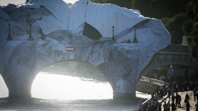 La Caverne de JR sur le Pont-Neuf partiellement dépiautée : les réparations avancent, sans date d'ouverture annoncée