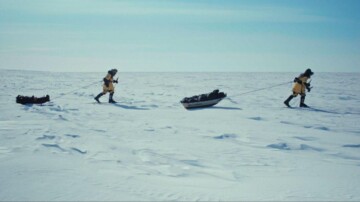 « D’un monde à l’autre » : Jérémie Renier transforme son deuil en expédition arctique