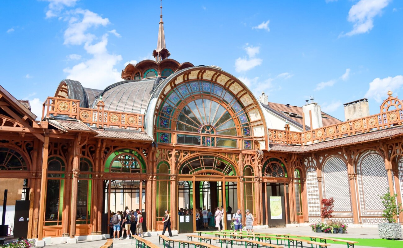 À Évian, la buvette Cachat, chef-d’œuvre de l’Art nouveau thermal français, rouvre après sept ans de travaux