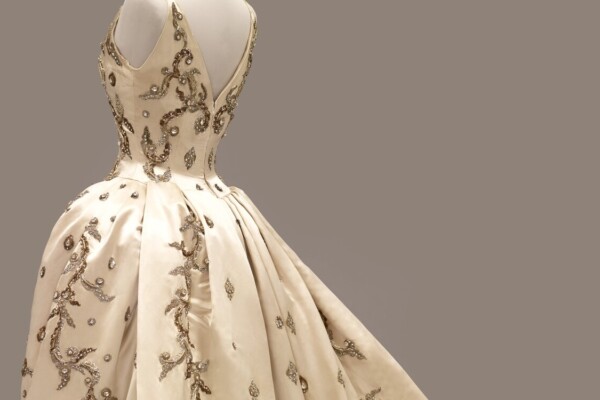 El MAD celebra la elegancia de la realeza tailandesa a través de una exposición única.