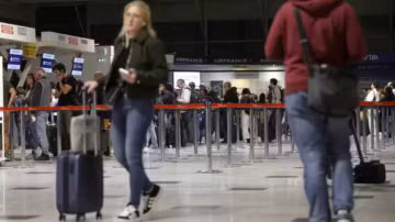 Indemnisation des passagers retardés : les compagnies aériennes vent debout contre les règles européennes