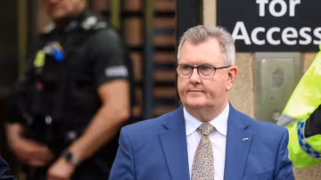 Irlande du Nord : l’ex-dirigeant unioniste Jeffrey Donaldson reconnu coupable d’infractions sexuelles sur mineurs