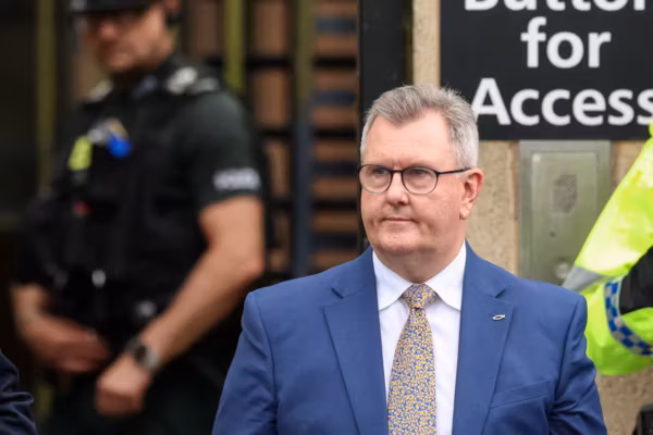 Irlande du Nord : l’ex-dirigeant unioniste Jeffrey Donaldson reconnu coupable d’infractions sexuelles sur mineurs