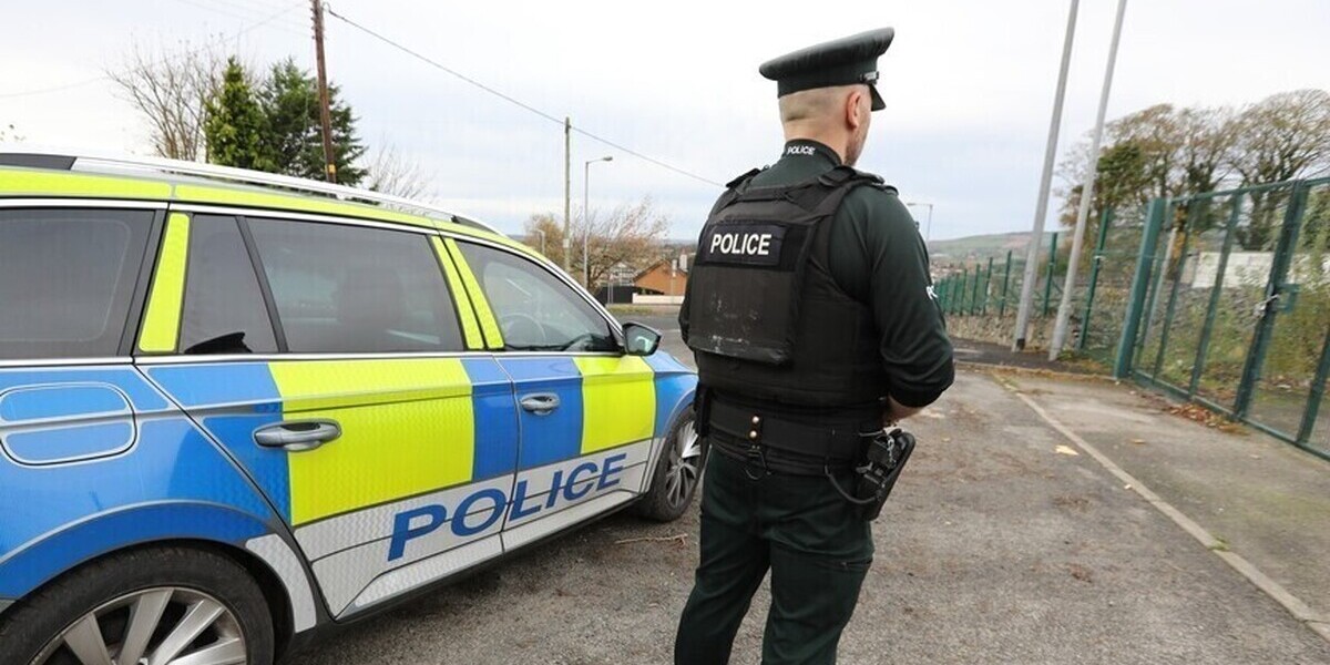 Irlande du Nord : une attaque au couteau déclenche des tensions, la police appelle au calme