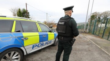 Irlande du Nord : une attaque au couteau déclenche des tensions, la police appelle au calme