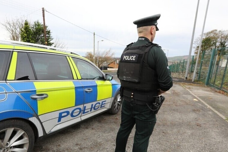 Irlande du Nord : une attaque au couteau déclenche des tensions, la police appelle au calme