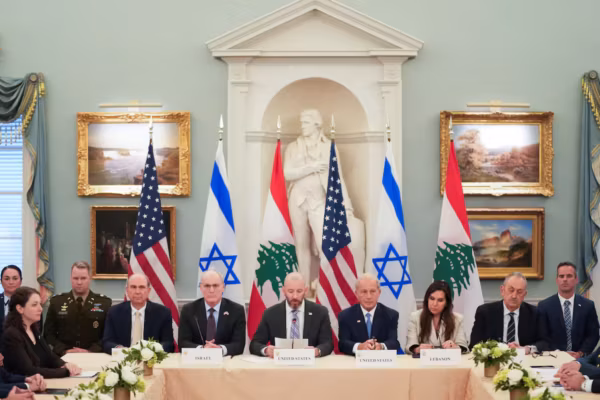 Israel y Líbano acuerdan implementar un alto el fuego bajo la mediación de Estados Unidos.