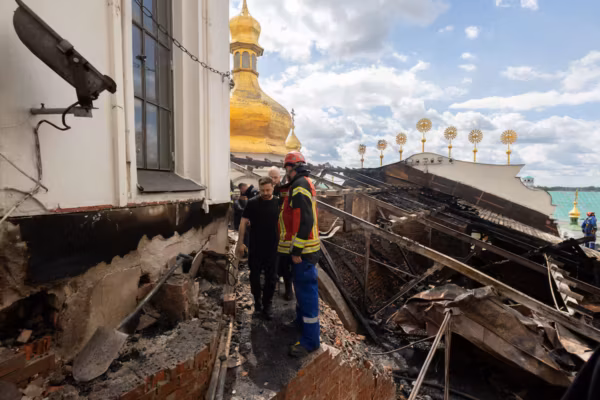Kiev : la restauration du monastère historique endommagé pourrait durer jusqu’à deux ans