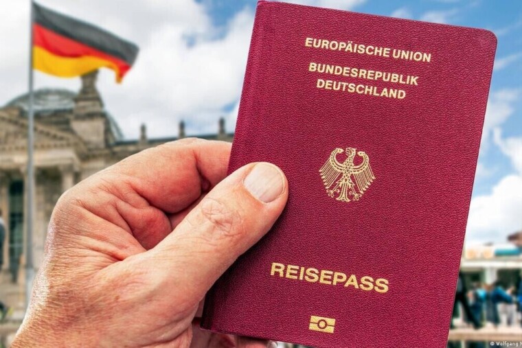 Deutschland wird im Jahr 2025 voraussichtlich eine Rekordzahl an Einbürgerungen verzeichnen, was auf Reformen des Staatsbürgerschaftsrechts zurückzuführen ist.