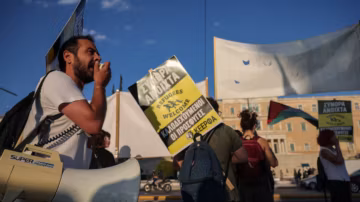 La Grèce durcit sa politique migratoire avec des expulsions accélérées et des centres de retour hors de l’UE