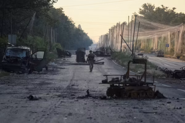 La Russie progresse vers la « ceinture forteresse » de l’Ukraine, un enjeu stratégique majeur dans le Donbass