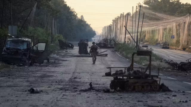 La Russie progresse vers la « ceinture forteresse » de l’Ukraine, un enjeu stratégique majeur dans le Donbass
