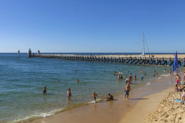 Landes : un homme meurt emporté par un courant de baïne sur une plage de Capbreton