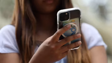 Le Royaume-Uni interdit les réseaux sociaux aux moins de 16 ans dans un tournant historique
