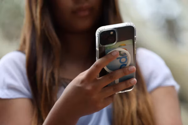 Le Royaume-Uni interdit les réseaux sociaux aux moins de 16 ans dans un tournant historique