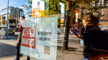 Le marché du travail canadien surprend avec une forte création d’emplois et une baisse du chômage