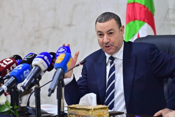 Il ministro dell'Interno algerino è atteso a Parigi per una visita incentrata sul riavvicinamento.