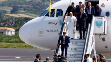 Le pape rentre au Vatican à bord de l’avion du roi d’Espagne après une panne technique