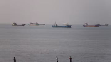 Le trafic maritime chute brutalement dans le détroit d’Ormuz après la nouvelle annonce de fermeture par l’Iran