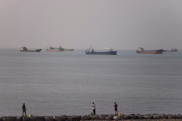 Le trafic maritime chute brutalement dans le détroit d’Ormuz après la nouvelle annonce de fermeture par l’Iran