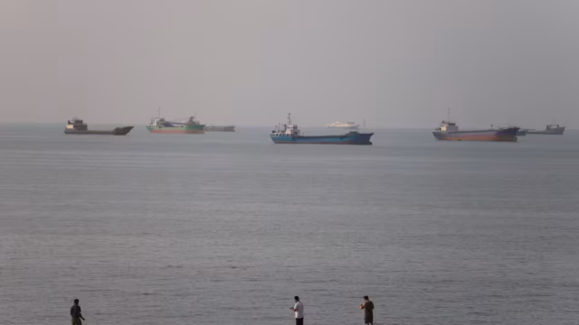 Le trafic maritime chute brutalement dans le détroit d’Ormuz après la nouvelle annonce de fermeture par l’Iran