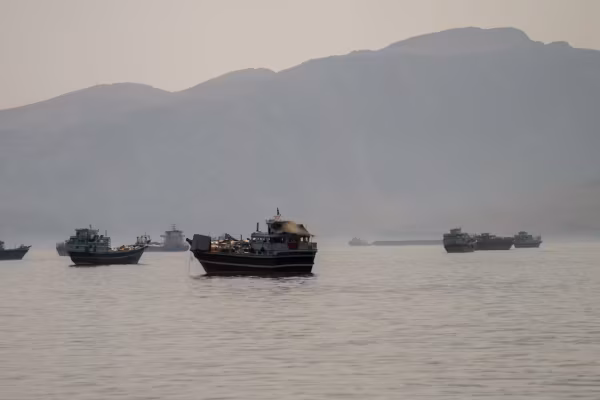 Les États-Unis démentent la fermeture du détroit d’Ormuz et assurent que le trafic maritime se poursuit